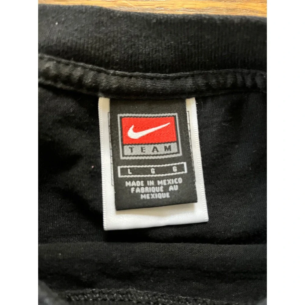 Vintage Nike Team Solid Rock Basketball Graphic T-Shirt Black Mens Large